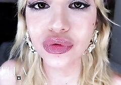 This pack gathers my superlatively good lips fetish close-ups of my natural fat lips. I tease, move 'em lazily, apply gloss, play with my throat 