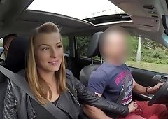 Teen taking stranger's cock balls deep in the trunk for cash
