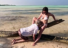 Female domination in Paradise. Outdoor Idolize on the Beach