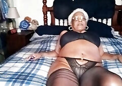 Mrs Freaky OG playing with her ravishing old vagina in stocking