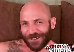 Hunky tattooed and muscular amateur masturbates and cums