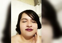 Femboy lde cabello lindo usando el labial de su madre