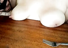 Mi esposo es adicto a chupar mis grandes tetas naturales por eso siempre lo amamanto parte VII