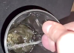 Ich pisse und wichse in einen becher