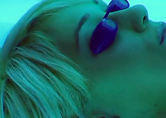 Blonde teen suck a nice dick in the tanning saloon