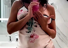 Horny brunette amateur milf solo pussy toying show on couch
