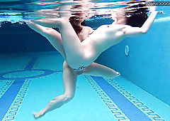Ardent nice all natural hottie Lizi Vogue looks great while being nude underwater