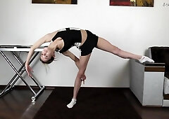 Making split action with flirtatious Agata from Flexy Teens