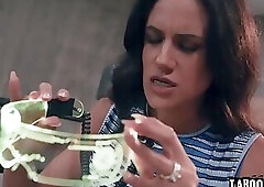 Darryl comes back home for a visit, she is hopelessly obsessed with this virtual fantasy