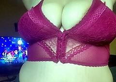 Slutty amateur flashing her big boobs in the backseat