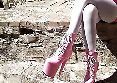 Laura on Heels amateur 2021 outdoor pink outfit, wearing 8 inches platform ankle boots