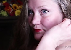 Amateur BBW mom with extremely massive jugs teasing topless