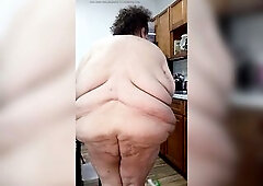 See me clean my kitchen in the stripped