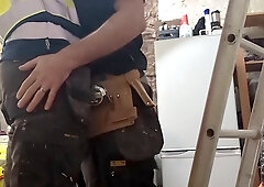 Tradie twink spurts to his knees