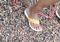 We out in hawt sunny Recent Orleans chilling outside the convention center building where Essence Festival is taking place. After exiting Essence Fest