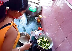 Hot Milf In During Cooking Hot Mom Feeling Big Pissing Prature