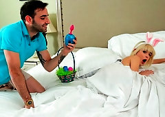 Short-haired chick Jessie Saint gets penetrated from behind