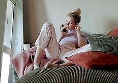 Charlie is homesick for the holidays. This babe begins swiping online and chats to Nick Strokes, who comes over to keep her company. They begin off un