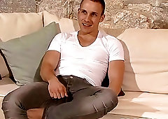 UK muscle jock beating off his big cock