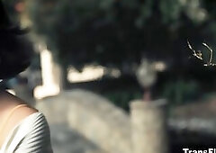 Daisy agrees without hesitation to be Siri's muse