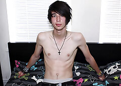 Inexperienced Bi Boy Tommy Strokes It - Tommy May Jerks