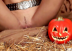 Hardcore dick sucking on Halloween gives Regina Moon the tricks & treats