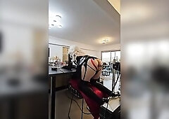Sissy hawt Lola en tenue latex noir et cheveux blanc se fait prendre en vitesse maximum par sa machine à sexe