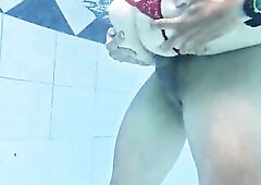 Amateur hardcore sex with a slender Mexican gal in the pool standing up outdoors