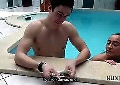 Hunt4k. aventuras sexuales en una piscina privada