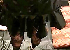 Gurl in a leather suit, fucks a fucking-machines with a huge dildo