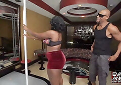 Mia Milan meets Roland at the graffiti wall and takes his BBC deep in the tub