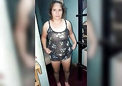 Se levanta de frente su vestido de flores para mostrarno su tanga hawt