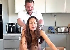 Hot milf offers her amazing pussy in this amazing quick fuck