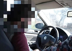 un baiat care e freaca pula uni peak de volan pana cand sperma va fi ejagulata pe vola