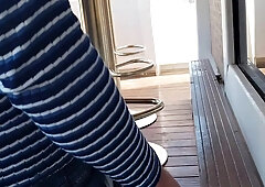 o fata care masturbeaza un barbat la terasa cu picioru dupa o consumatie la terasa