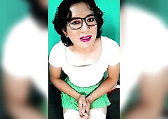 Trans con minifalda y media moteadas coqueteando a la camara