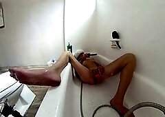 Inexperienced Lizzy Yum with huge tits explores solo pleasure in the bath