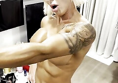 I just love flexing my muscles and working out whilst talking messy