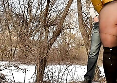 Amoral mother in law pissing with her legs widen wide