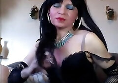 Sexy mature latin cd showing off