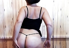 Big-Bottomed Russian Brunette MILF on Webcam