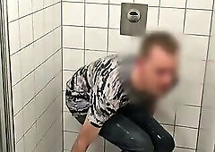 Sneaker Twink Playing under Shower