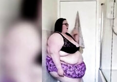 BEING THE HAWT CHUNKY GAL AT A PARTY CAN TRULY SUCK
