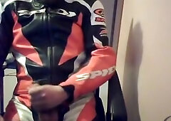Jerk off in my leathers