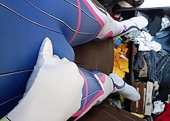 Femboy D.va quiere correrse en su traje