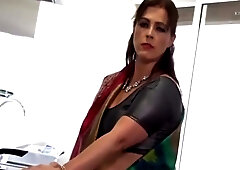 Montse Swinger - Bete Ke Young Dost Se Mom Ne Gand Marvaayi