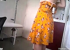 hotty flashing snatch in medical