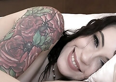 Gorgeous brunette Anna De Ville knows how to give a good blowjob