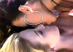 Lesbo Foursome Sextoy Play with Toys