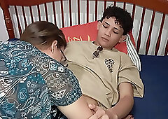 A mãe do meu padrasto me colocou pra arrumar a casa e eu comi ela